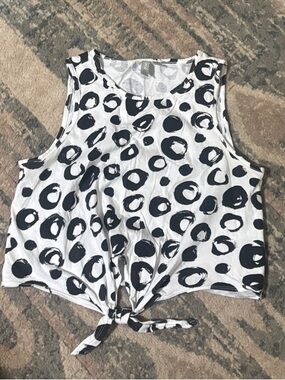 Black and White Circles Pattern Tie-Front Crop Tank